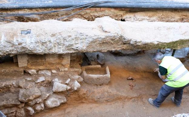 Las catas sacan a la luz huesos y los posibles muros de la capilla del rey irlandés enterrado en 1602 en Valladolid
