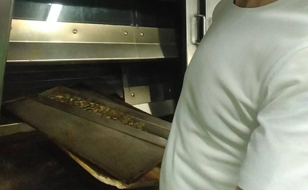Juan José Cardeñosa, de la panadería La Cruz de Villabrágima, cuece el dinero que recibe de sus clientes en el horno para desinfectarlo.