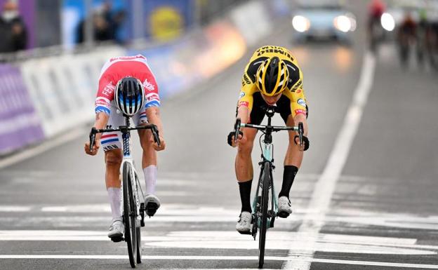 Van der Poel gana a Van Aert el mano a mano por el último 'monumento' | El  Norte de Castilla