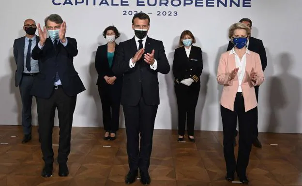 El presidente del Parlamento Europeo (izda), David Sassoli; el presidente francés, Emmanuel Macron (ctro.), y la presidentta de la Comisión, Ursula von der Leyen , durante el acto celebrado en la sede de la Cámara europea en Estrasburgo./AFP