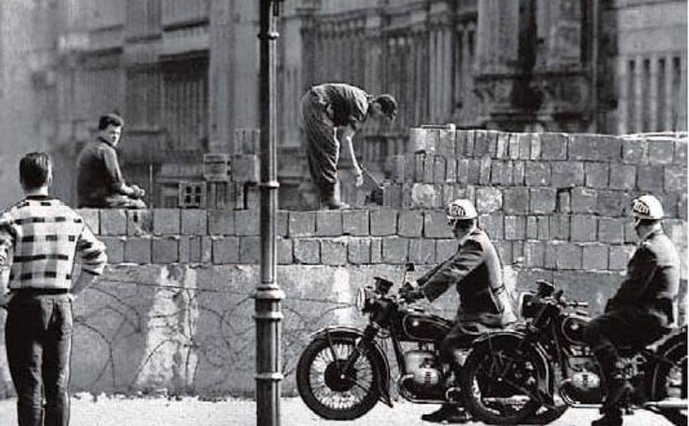 Obreros levantando el muro en la calle Bernauer de Berlín en agosto del año 1961./Efe