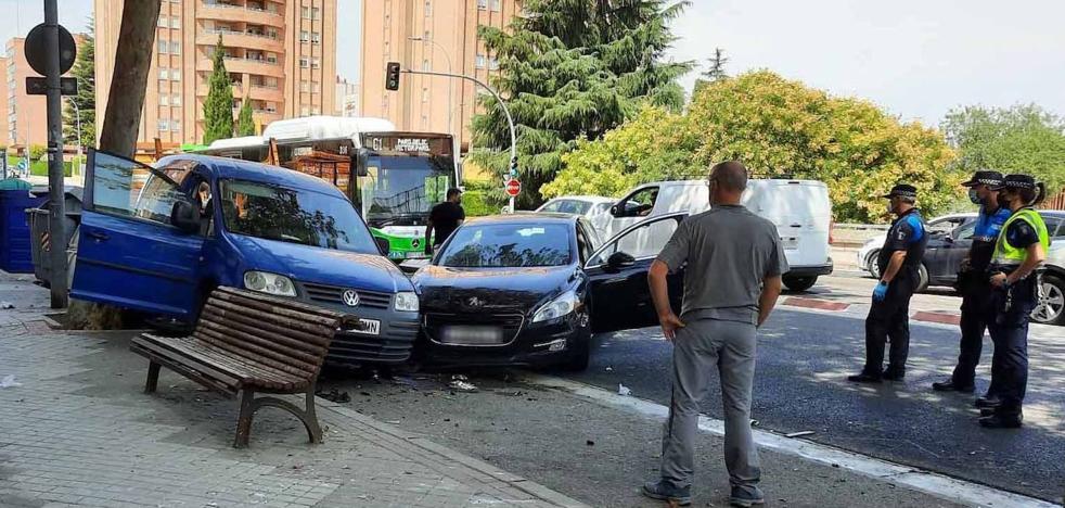 Pierde el control del vehículo y choca contra varios coches y contenedores en Valladolid - Vimarsana News