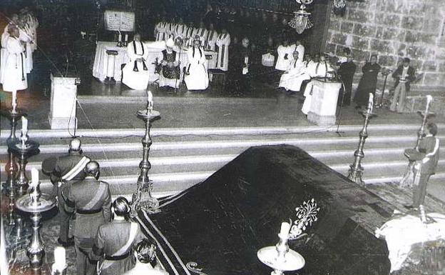 Funeral por Franco en la Catedral de Valladolid, oficiado por el arzobispo Delicado Baeza.