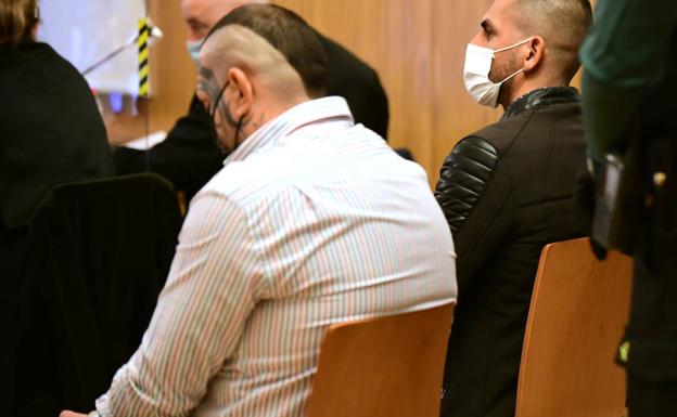 Las zapatillas rojas y los pantalones fueron los 'delatores' de los  sicarios del crimen de la Circular en las redes | El Norte de Castilla