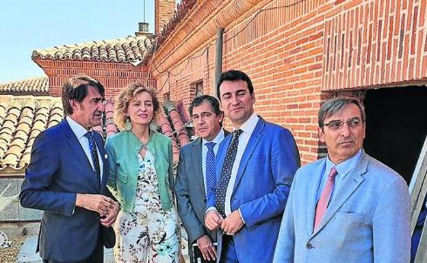 El consejero (izda.) y el alcalde de Rioseco (segundo derecha). 