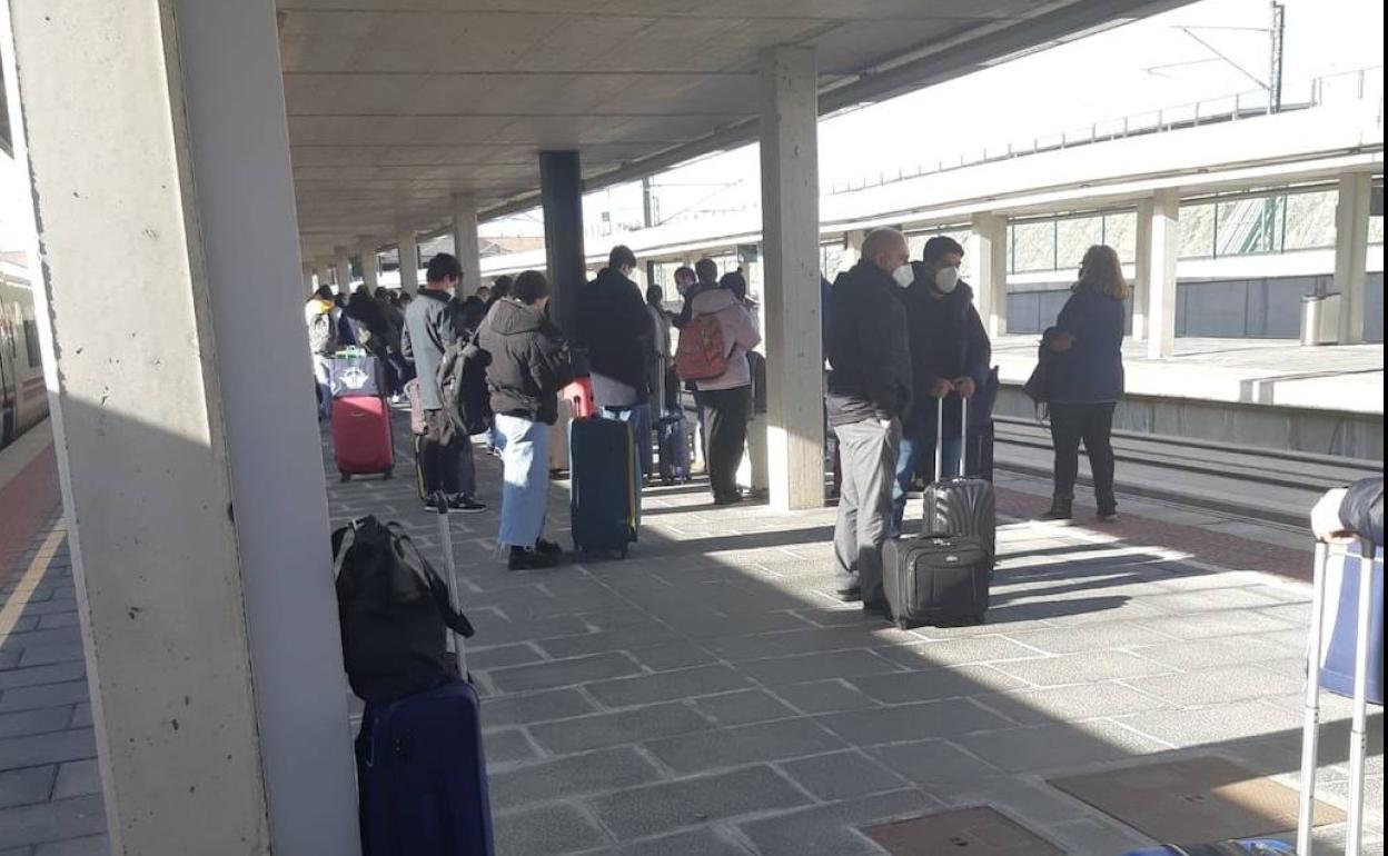 Una incidencia técnica en un Alvia deja parados más de dos horas en Segovia  a 296 viajeros | El Norte de Castilla