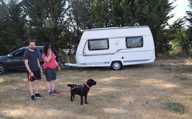Lucía González y Roberto Bustillo, con su perro Scania. 