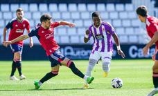 Malsa intenta avanzar con el balón ante la entrada de un jugador de Osasuna./R. V.