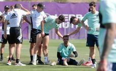 Asenjo recibe el consuelo de sus compañeros./C. Espeso