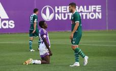 Cédric, de rodillas, lamenta una ocasión desperdiciada frente al Coruxo./Rodrigo Jiménez