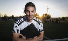 Óscar González posa en los campos José Luis Saso justo cuando el sol se pone./José C. Castillo