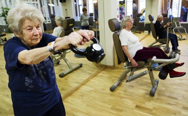 Los ancianos practican deportes en el gimnasio.  / AFP