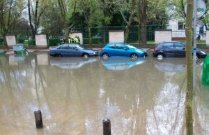 La lluvia forma balsas de agua en varias calles e inunda garajes | El